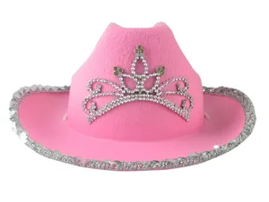 Gedetailleerd overzicht van de roze cowboyhoed met fonkelende strass tiara en pailletten rand.