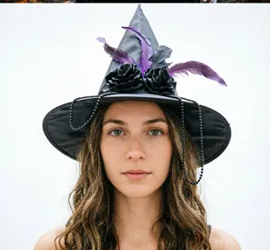Vista di dettaglio del cappello da strega nero con rose nere e decorazioni in piuma.