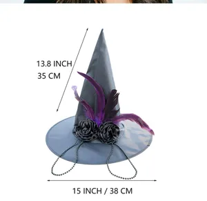 Primo piano del cappello da strega nero con piume viola, rose e perle per cosplay festa.