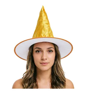 Gouden fluwelen heksenhoed voor Halloween met witte rand en oranje trim voor feestkostuum.