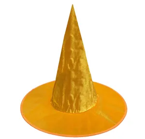 Detail gouden fluwelen heksenhoed, glanzende puntige hoed voor speciale Halloween.
