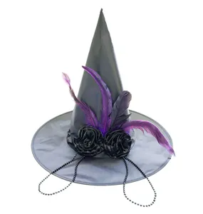 Vista dettagliata del cappello da strega nero con piume viola, rose nere e catene di perle.
