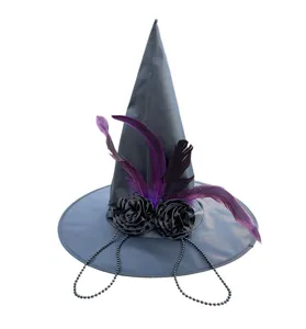 Dettagli ravvicinati del cappello da strega nero con rose, piume viola e perline.