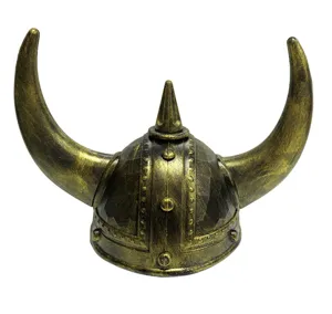 Gedetailleerd weergave van de Viking gehoornde helm rekwisiet met antieke goudkleurige plastic afwerking.