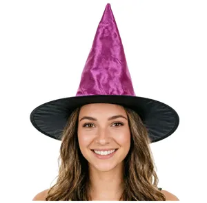 Gedetailleerd uitzicht op paarse fluwelen heksenhoed met zwarte rand voor Halloween.