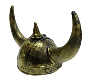 Close-up detail van de gouden getextureerde Viking hoornhelm voor Halloween feest.