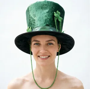 Detail groene klaver hoge hoed, fluwelen textuur met kralenkettingen voor feestdagen.