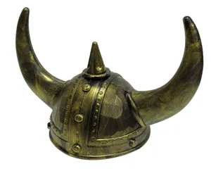 Gedetailleerd opname van een plastic Viking helm met hoorns en antieke gouden afwerking.