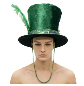 Groene fluwelen hoge hoed met veer en kralen, ideaal voor Ierse feesten en verkleedpartijen.