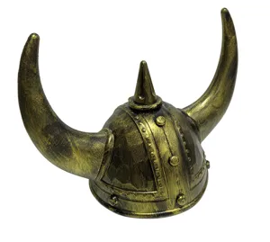 Detailweergave van de antieke zwart-gouden kunststof Viking gehoornde helm als accessoire.