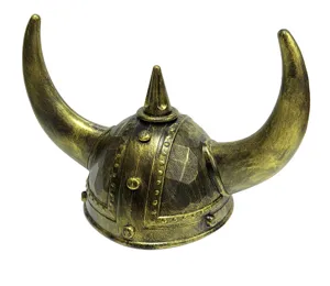 Gedetailleerd overzicht van plastic Viking helm met hoorns als feestelijk Halloween rekwisiet.