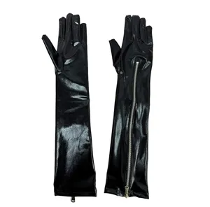 Zwarte lakleren lange handschoenen voor toneeloptreden en feest cosplay detailweergave.