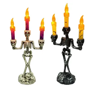Detailansicht des Halloween Skelett Kerzenhalters mit LED Licht, gruselige Gothic Party Deko.