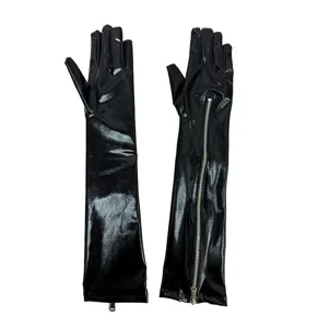 Lange zwarte laklederen handschoenen met ritsdetail voor cosplay en optredens.