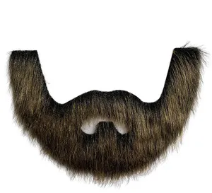 Primo piano della finta barba marrone sintetica, materiale morbido per feste in maschera e cosplay.