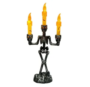 Halloween Skelett Kandelaber Detailansicht, leuchtende LED Flamme elektronische Kerze gruselig.
