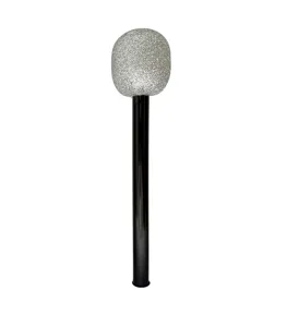 Nahaufnahme eines silbernen Glitzer-Spielzeugmikrofons mit schwarzem Griff für lustige Partys.