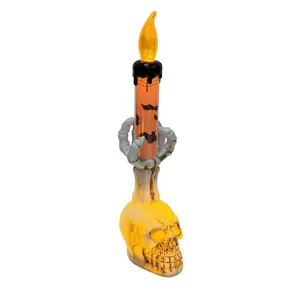 Detailaufnahme des Halloween Leuchtskelett Hand Kerzenhalters mit LED Licht und Totenkopf.