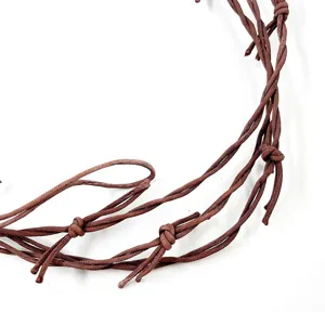 Gros plan détail de corde tressée marron fausse vigne de fil barbelé accessoire déco.