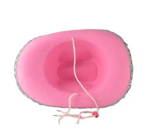 Roze western cowboyhoed detail met glinterende paillettenrand en verstelbaar koord.