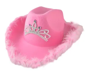 Roze cowgirl hoed detail met sprankelende strass tiara en zachte veren rand.