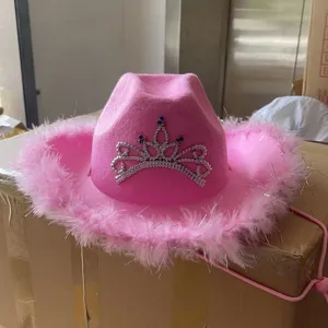 Roze strass kroon western cowboy hoed met veren afwerking detail voor feest en show.