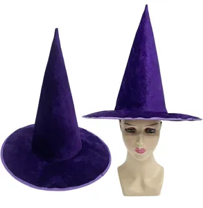 Lila Samt Hexenhut Detailansicht, ideal für Halloween Partys und Kostümveranstaltungen.
