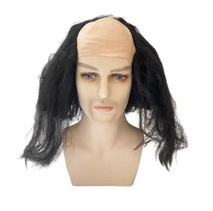 Primo piano in dettaglio della divertente parrucca calva in costume con lunghi capelli neri.