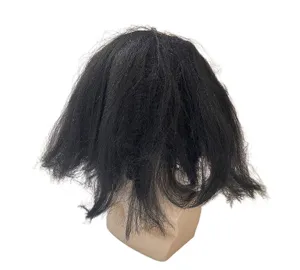 Primo piano di una parrucca di costume nera e arruffata per feste e travestimenti.