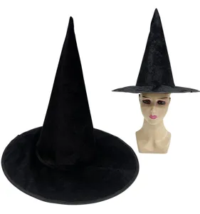 Detailansicht des klassischen schwarzen Samt-Hexenhutes für Halloween-Party und Kostüme.