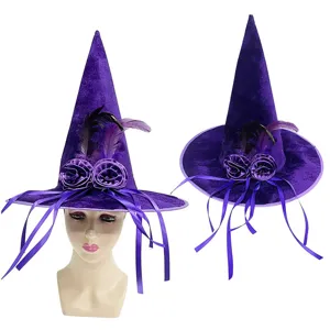 Detailansicht des lila Samt-Hexenhutes mit Satinrosen, Federn und Bändern für Halloween.