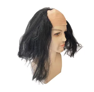 Vista dettagliata della divertente parrucca da festa calva con capelli neri per costumi.