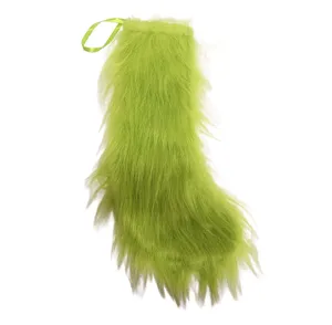 Détail de chaussette de Noël en peluche verte, ornement suspendu de fête doux en gros plan.