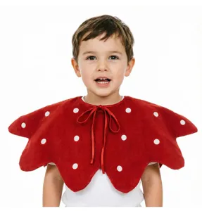 Rotes Pilz-Punkte-Umhang-Detail mit niedlichem Polka-Dot-Muster und weichem Stoff.