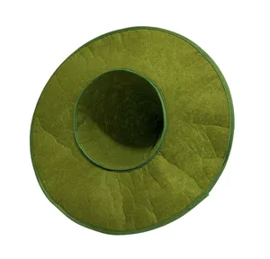 Groene vilt heksenhoed detailopname, retro puntige tovenaar pet voor Halloween feestje.