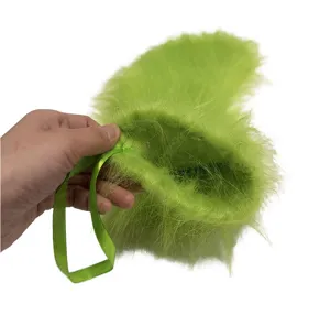 Chaussette de Noël duveteuse verte, ornement suspendu en peluche douce pour fêtes.
