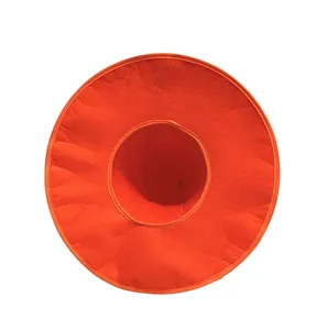 Oranje heksenhoed detail top view opname, perfect voor Halloween feesten en verkleedpartijen.
