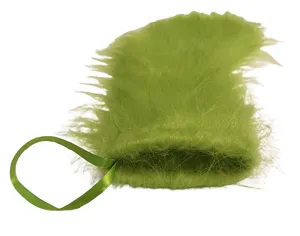 Chaussette de Noël en peluche verte avec ruban suspendu pour le sapin de fête.