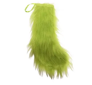 Détail de chaussette de Noël pelucheuse verte montrant la texture en peluche et boucle d'attache.