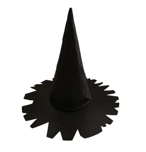 Close-up detail van een zwarte mesh heksenhoed met rafelige rand voor Halloween feest.