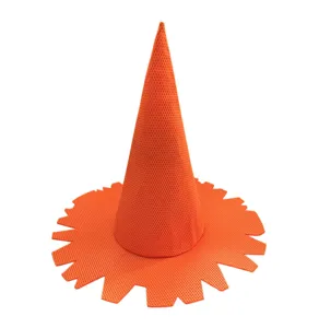 Detail van een oranje mesh heksenhoed met een puntige kegelvormige hoed en gekartelde rand.
