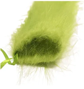 Gros plan détaillé de la chaussette de Noël en peluche verte poilue avec ruban.