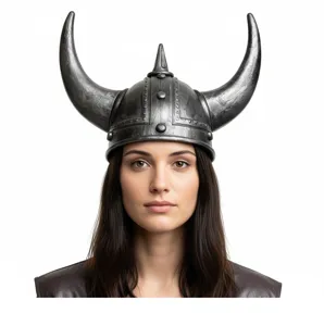 Detailopname van de Viking hoornhelm accessoire met realistische metaalafwerking.