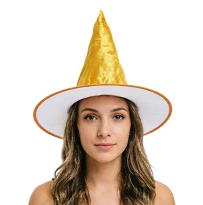 Detailopname van gouden fluwelen heksenhoed rand, zachte stof, perfecte Halloween feest accessoire.