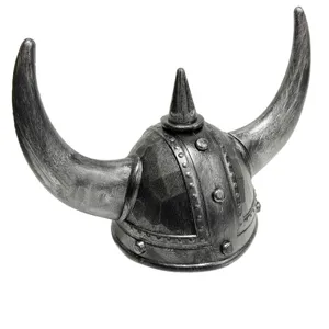 Close-up detail van Viking gehoornde helm, zilver zwart textuur Halloween rekwisiet item.