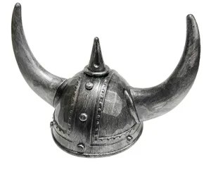 Detailopname van de zilveren Viking hoornhelm accessoire met gestructureerde afwerking.