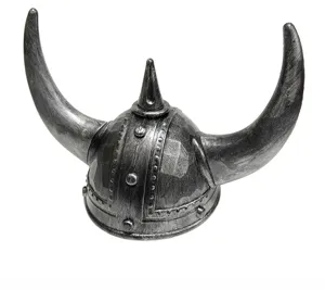 Close-up detail van de zilveren Viking hoornhelm met grote hoorns en punt voor kostuum.