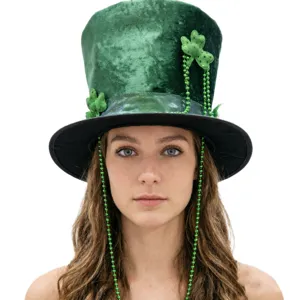 Groene fluwelen hoge hoed voor St. Patrick's Day feest met klaverblad en kralen