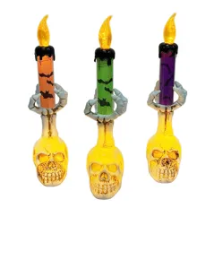 Detailansicht von Halloween Skelett Totenkopf Kerzen mit LED Flamme und Fledermaus Muster.