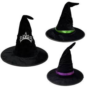 Détail de chapeau de sorcière noir en velours avec couronne et rubans colorés assortis.